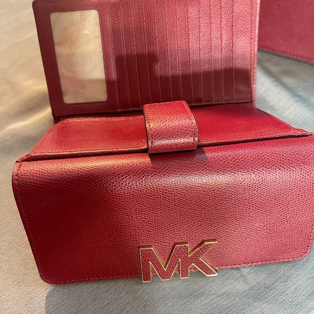 Michael Kors burgundy beautiful bag with matching wallet. Cute design with gold. - Picture 9 of 11